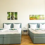 Kaiser 04 By Rockchair L Superhost Status L 3 Bedrooms Boxspringbeds 2 Bathrooms L Cozy Family & Business Flair 155 Sqm 3 Balcony 4th Floor Elevator Up To 10 Guests Welcomes You! アパート