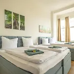 Kaiser 04 By Rockchair L Superhost Status L 3 Bedrooms Boxspringbeds 2 Bathrooms L Cozy Family & Business Flair 155 Sqm 3 Balcony 4th Floor Elevator Up To 10 Guests Welcomes You! * ベルリン
