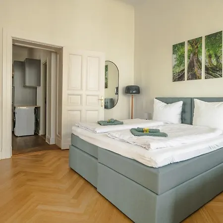 Kaiser 04 By Rockchair L Superhost Status L 3 Bedrooms Boxspringbeds 2 Bathrooms L Cozy Family & Business Flair 155 Sqm 3 Balcony 4th Floor Elevator Up To 10 Guests Welcomes You! Appartement *