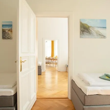 Kaiser 04 By Rockchair L Superhost Status L 3 Bedrooms Boxspringbeds 2 Bathrooms L Cozy Family & Business Flair 155 Sqm 3 Balcony 4th Floor Elevator Up To 10 Guests Welcomes You! Appartement