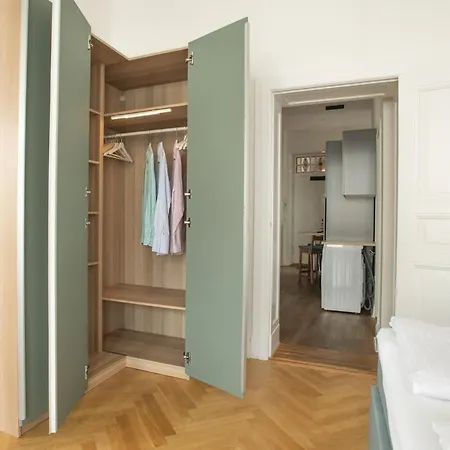 Kaiser 04 By Rockchair L Superhost Status L 3 Bedrooms Boxspringbeds 2 Bathrooms L Cozy Family & Business Flair 155 Sqm 3 Balcony 4th Floor Elevator Up To 10 Guests Welcomes You! Appartement Berlin