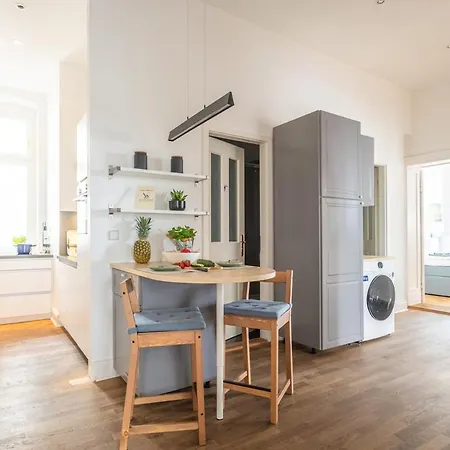 Appartement Kaiser 04 By Rockchair L Superhost Status L 3 Bedrooms Boxspringbeds 2 Bathrooms L Cozy Family & Business Flair 155 Sqm 3 Balcony 4th Floor Elevator Up To 10 Guests Welcomes You! Berlin