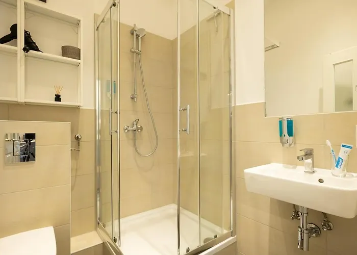 Kaiser 04 By Rockchair L Superhost Status L 3 Bedrooms Boxspringbeds 2 Bathrooms L Cozy Family & Business Flair 155 Sqm 3 Balcony 4th Floor Elevator Up To 10 Guests Welcomes You! 아파트 베를린