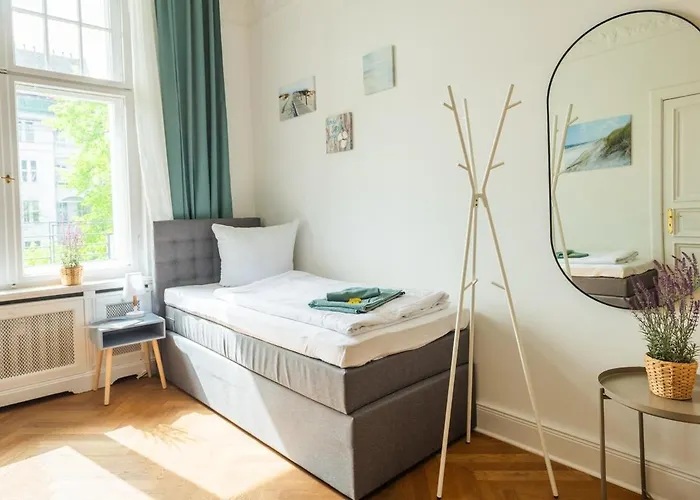 Kaiser 04 By Rockchair L Superhost Status L 3 Bedrooms Boxspringbeds 2 Bathrooms L Cozy Family & Business Flair 155 Sqm 3 Balcony 4th Floor Elevator Up To 10 Guests Welcomes You! 아파트 *