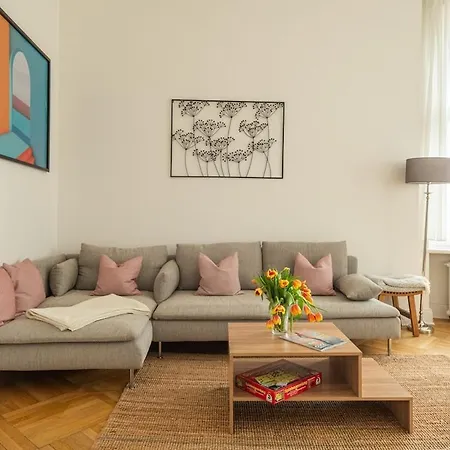 Kaiser 04 By Rockchair L Superhost Status L 3 Bedrooms Boxspringbeds 2 Bathrooms L Cozy Family & Business Flair 155 Sqm 3 Balcony 4th Floor Elevator Up To 10 Guests Welcomes You! 베를린