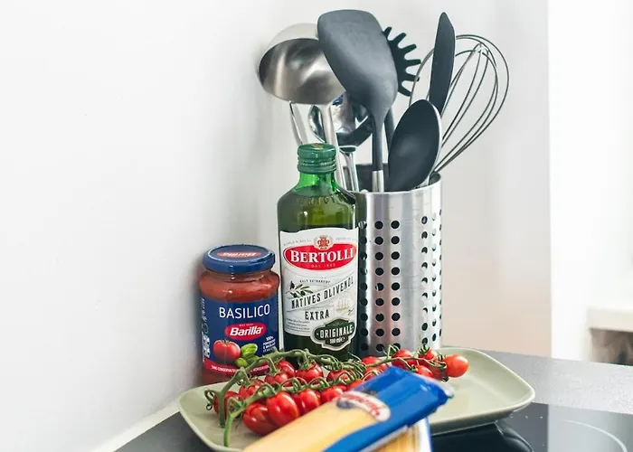 Kaiser 04 By Rockchair L Superhost Status L 3 Bedrooms Boxspringbeds 2 Bathrooms L Cozy Family & Business Flair 155 Sqm 3 Balcony 4th Floor Elevator Up To 10 Guests Welcomes You! * Berlim