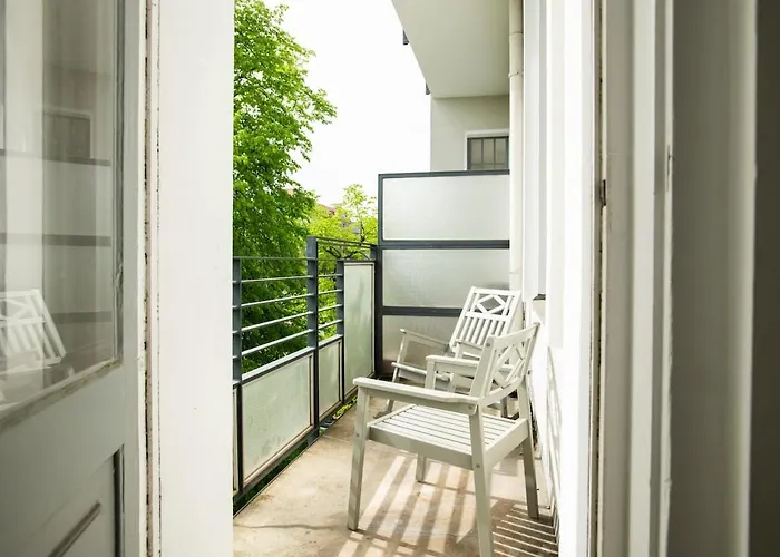 Kaiser 04 By Rockchair L Superhost Status L 3 Bedrooms Boxspringbeds 2 Bathrooms L Cozy Family & Business Flair 155 Sqm 3 Balcony 4th Floor Elevator Up To 10 Guests Welcomes You! Berlim