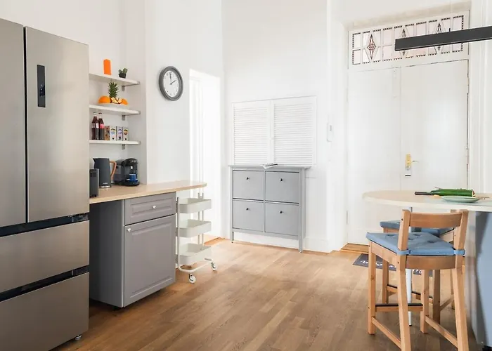 Kaiser 04 By Rockchair L Superhost Status L 3 Bedrooms Boxspringbeds 2 Bathrooms L Cozy Family & Business Flair 155 Sqm 3 Balcony 4th Floor Elevator Up To 10 Guests Welcomes You! Berlim