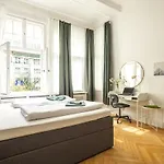 Kaiser 04 By Rockchair L Superhost Status L 3 Bedrooms Boxspringbeds 2 Bathrooms L Cozy Family & Business Flair 155 Sqm 3 Balcony 4th Floor Elevator Up To 10 Guests Welcomes You! * Berlín