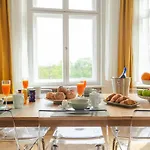 Kaiser 04 By Rockchair L Superhost Status L 3 Bedrooms Boxspringbeds 2 Bathrooms L Cozy Family & Business Flair 155 Sqm 3 Balcony 4th Floor Elevator Up To 10 Guests Welcomes You! Apartmán