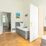 Apartmán Kaiser 04 By Rockchair L Superhost Status L 3 Bedrooms Boxspringbeds 2 Bathrooms L Cozy Family & Business Flair 155 Sqm 3 Balcony 4th Floor Elevator Up To 10 Guests Welcomes You! *