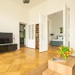 Apartmán Kaiser 04 By Rockchair L Superhost Status L 3 Bedrooms Boxspringbeds 2 Bathrooms L Cozy Family & Business Flair 155 Sqm 3 Balcony 4th Floor Elevator Up To 10 Guests Welcomes You! Berlín