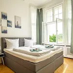 Apartmán Kaiser 04 By Rockchair L Superhost Status L 3 Bedrooms Boxspringbeds 2 Bathrooms L Cozy Family & Business Flair 155 Sqm 3 Balcony 4th Floor Elevator Up To 10 Guests Welcomes You! Berlín