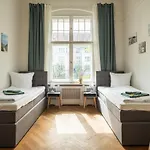 Apartmán Kaiser 04 By Rockchair L Superhost Status L 3 Bedrooms Boxspringbeds 2 Bathrooms L Cozy Family & Business Flair 155 Sqm 3 Balcony 4th Floor Elevator Up To 10 Guests Welcomes You! Berlín