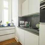 Kaiser 04 By Rockchair L Superhost Status L 3 Bedrooms Boxspringbeds 2 Bathrooms L Cozy Family & Business Flair 155 Sqm 3 Balcony 4th Floor Elevator Up To 10 Guests Welcomes You!
