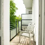 Kaiser 04 By Rockchair L Superhost Status L 3 Bedrooms Boxspringbeds 2 Bathrooms L Cozy Family & Business Flair 155 Sqm 3 Balcony 4th Floor Elevator Up To 10 Guests Welcomes You! Berlín