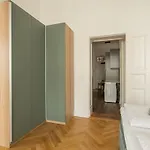 Kaiser 04 By Rockchair L Superhost Status L 3 Bedrooms Boxspringbeds 2 Bathrooms L Cozy Family & Business Flair 155 Sqm 3 Balcony 4th Floor Elevator Up To 10 Guests Welcomes You! Apartmán Berlín