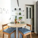 Kaiser 04 By Rockchair L Superhost Status L 3 Bedrooms Boxspringbeds 2 Bathrooms L Cozy Family & Business Flair 155 Sqm 3 Balcony 4th Floor Elevator Up To 10 Guests Welcomes You! * Berlín