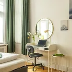 Kaiser 04 By Rockchair L Superhost Status L 3 Bedrooms Boxspringbeds 2 Bathrooms L Cozy Family & Business Flair 155 Sqm 3 Balcony 4th Floor Elevator Up To 10 Guests Welcomes You! * Berlín