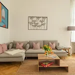 Kaiser 04 By Rockchair L Superhost Status L 3 Bedrooms Boxspringbeds 2 Bathrooms L Cozy Family & Business Flair 155 Sqm 3 Balcony 4th Floor Elevator Up To 10 Guests Welcomes You! Berlín