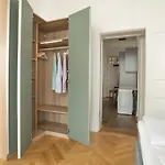 Kaiser 04 By Rockchair L Superhost Status L 3 Bedrooms Boxspringbeds 2 Bathrooms L Cozy Family & Business Flair 155 Sqm 3 Balcony 4th Floor Elevator Up To 10 Guests Welcomes You! Apartmán Berlín