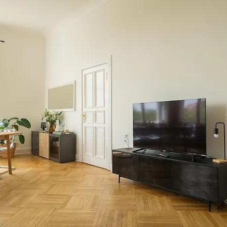 Kaiser 04 By Rockchair L Superhost Status L 3 Bedrooms Boxspringbeds 2 Bathrooms L Cozy Family & Business Flair 155 Sqm 3 Balcony 4th Floor Elevator Up To 10 Guests Welcomes You! Berlin