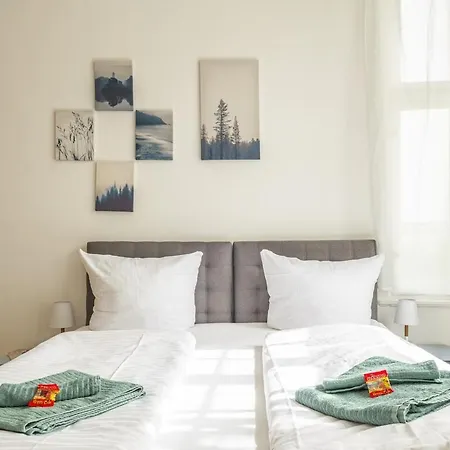 Kaiser 04 By Rockchair L Superhost Status L 3 Bedrooms Boxspringbeds 2 Bathrooms L Cozy Family & Business Flair 155 Sqm 3 Balcony 4th Floor Elevator Up To 10 Guests Welcomes You! Apartmán Berlín