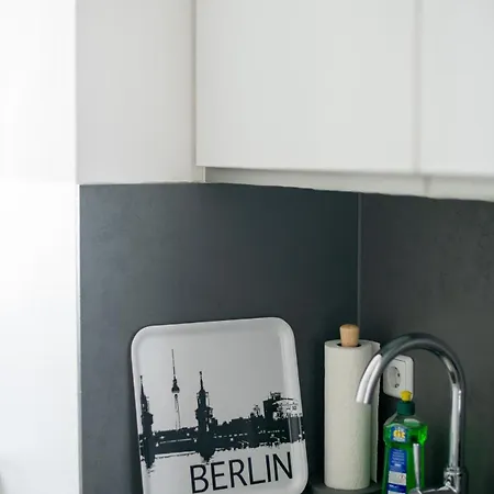 Kaiser 04 By Rockchair L Superhost Status L 3 Bedrooms Boxspringbeds 2 Bathrooms L Cozy Family & Business Flair 155 Sqm 3 Balcony 4th Floor Elevator Up To 10 Guests Welcomes You! * ברלין