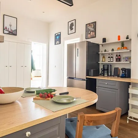 Kaiser 04 By Rockchair L Superhost Status L 3 Bedrooms Boxspringbeds 2 Bathrooms L Cozy Family & Business Flair 155 Sqm 3 Balcony 4th Floor Elevator Up To 10 Guests Welcomes You! דירה