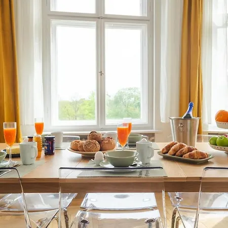 Kaiser 04 By Rockchair L Superhost Status L 3 Bedrooms Boxspringbeds 2 Bathrooms L Cozy Family & Business Flair 155 Sqm 3 Balcony 4th Floor Elevator Up To 10 Guests Welcomes You! דירה