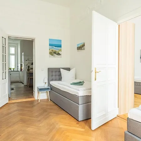 Apartment Kaiser 04 By Rockchair L Superhost Status L 3 Bedrooms Boxspringbeds 2 Bathrooms L Cozy Family & Business Flair 155 Sqm 3 Balcony 4th Floor Elevator Up To 10 Guests Welcomes You! *