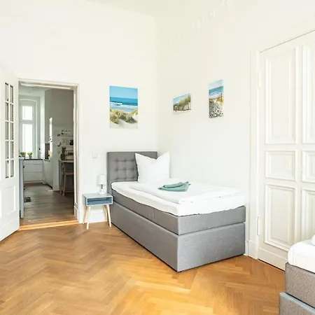 Kaiser 04 By Rockchair L Superhost Status L 3 Bedrooms Boxspringbeds 2 Bathrooms L Cozy Family & Business Flair 155 Sqm 3 Balcony 4th Floor Elevator Up To 10 Guests Welcomes You! Apartment
