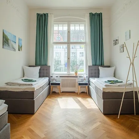 Apartment Kaiser 04 By Rockchair L Superhost Status L 3 Bedrooms Boxspringbeds 2 Bathrooms L Cozy Family & Business Flair 155 Sqm 3 Balcony 4th Floor Elevator Up To 10 Guests Welcomes You! *