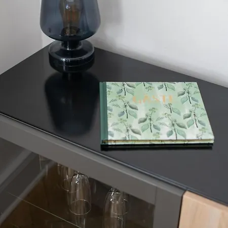 Kaiser 04 By Rockchair L Superhost Status L 3 Bedrooms Boxspringbeds 2 Bathrooms L Cozy Family & Business Flair 155 Sqm 3 Balcony 4th Floor Elevator Up To 10 Guests Welcomes You! * ברלין