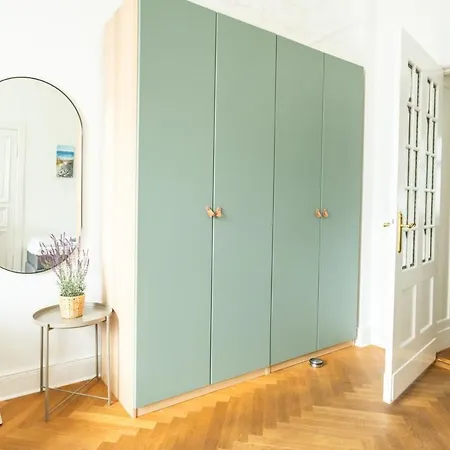 דירה Kaiser 04 By Rockchair L Superhost Status L 3 Bedrooms Boxspringbeds 2 Bathrooms L Cozy Family & Business Flair 155 Sqm 3 Balcony 4th Floor Elevator Up To 10 Guests Welcomes You! *