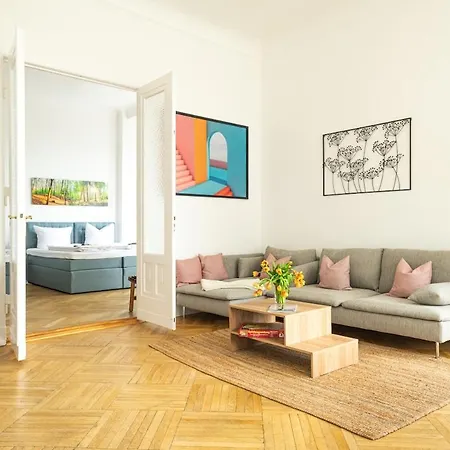 Kaiser 04 By Rockchair L Superhost Status L 3 Bedrooms Boxspringbeds 2 Bathrooms L Cozy Family & Business Flair 155 Sqm 3 Balcony 4th Floor Elevator Up To 10 Guests Welcomes You! Appartement Berlin