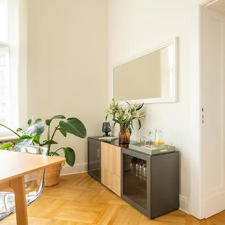 Kaiser 04 By Rockchair L Superhost Status L 3 Bedrooms Boxspringbeds 2 Bathrooms L Cozy Family & Business Flair 155 Sqm 3 Balcony 4th Floor Elevator Up To 10 Guests Welcomes You! * Berlin