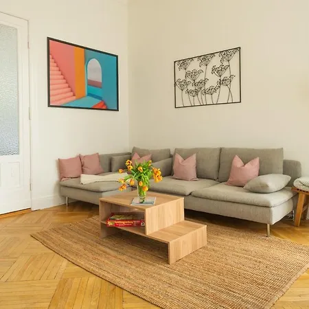 Kaiser 04 By Rockchair L Superhost Status L 3 Bedrooms Boxspringbeds 2 Bathrooms L Cozy Family & Business Flair 155 Sqm 3 Balcony 4th Floor Elevator Up To 10 Guests Welcomes You! * Berlin