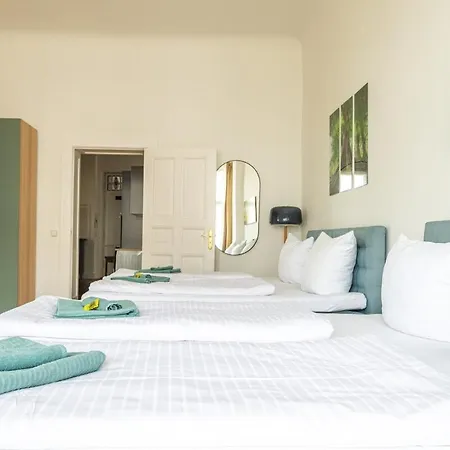 Kaiser 04 By Rockchair L Superhost Status L 3 Bedrooms Boxspringbeds 2 Bathrooms L Cozy Family & Business Flair 155 Sqm 3 Balcony 4th Floor Elevator Up To 10 Guests Welcomes You! דירה