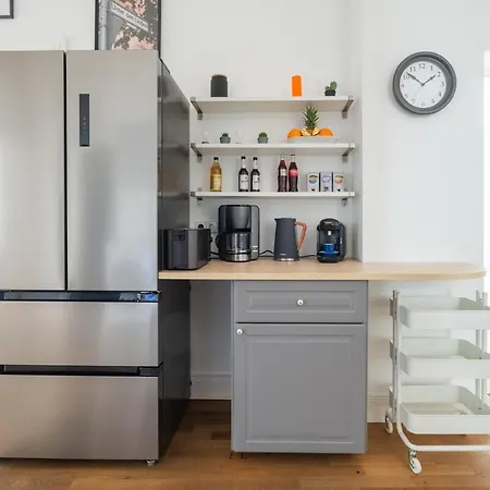 Kaiser 04 By Rockchair L Superhost Status L 3 Bedrooms Boxspringbeds 2 Bathrooms L Cozy Family & Business Flair 155 Sqm 3 Balcony 4th Floor Elevator Up To 10 Guests Welcomes You! Διαμέρισμα Βερολίνο