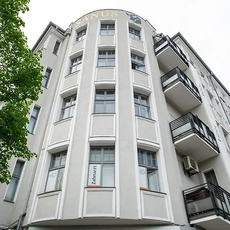 Kaiser 04 By Rockchair L Superhost Status L 3 Bedrooms Boxspringbeds 2 Bathrooms L Cozy Family & Business Flair 155 Sqm 3 Balcony 4th Floor Elevator Up To 10 Guests Welcomes You! Berlín