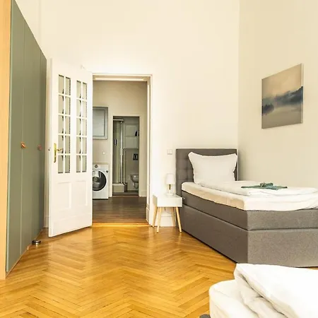 Apartment Kaiser 04 By Rockchair L Superhost Status L 3 Bedrooms Boxspringbeds 2 Bathrooms L Cozy Family & Business Flair 155 Sqm 3 Balcony 4th Floor Elevator Up To 10 Guests Welcomes You!