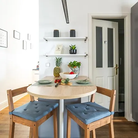 Kaiser 04 By Rockchair L Superhost Status L 3 Bedrooms Boxspringbeds 2 Bathrooms L Cozy Family & Business Flair 155 Sqm 3 Balcony 4th Floor Elevator Up To 10 Guests Welcomes You! * Βερολίνο