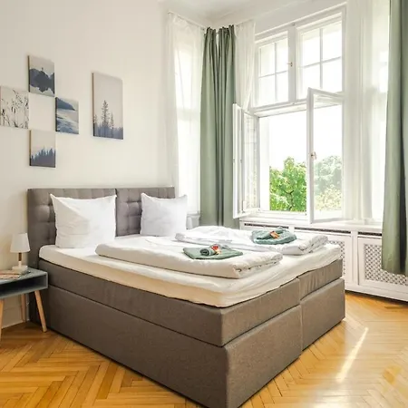Kaiser 04 By Rockchair L Superhost Status L 3 Bedrooms Boxspringbeds 2 Bathrooms L Cozy Family & Business Flair 155 Sqm 3 Balcony 4th Floor Elevator Up To 10 Guests Welcomes You! Διαμέρισμα