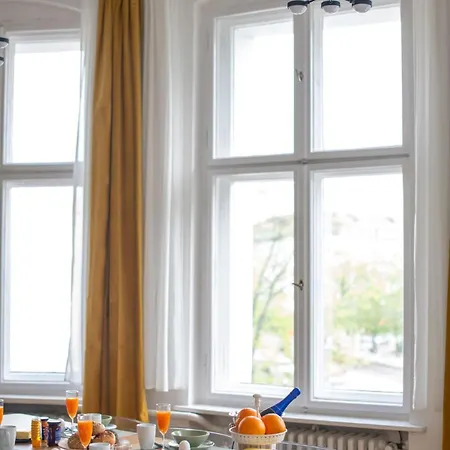 Kaiser 04 By Rockchair L Superhost Status L 3 Bedrooms Boxspringbeds 2 Bathrooms L Cozy Family & Business Flair 155 Sqm 3 Balcony 4th Floor Elevator Up To 10 Guests Welcomes You! * ברלין