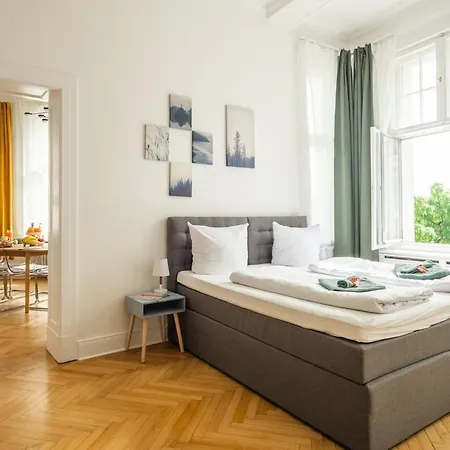 Apartment Kaiser 04 By Rockchair L Superhost Status L 3 Bedrooms Boxspringbeds 2 Bathrooms L Cozy Family & Business Flair 155 Sqm 3 Balcony 4th Floor Elevator Up To 10 Guests Welcomes You! *