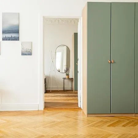 Kaiser 04 By Rockchair L Superhost Status L 3 Bedrooms Boxspringbeds 2 Bathrooms L Cozy Family & Business Flair 155 Sqm 3 Balcony 4th Floor Elevator Up To 10 Guests Welcomes You! דירה