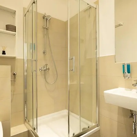 Kaiser 04 By Rockchair L Superhost Status L 3 Bedrooms Boxspringbeds 2 Bathrooms L Cozy Family & Business Flair 155 Sqm 3 Balcony 4th Floor Elevator Up To 10 Guests Welcomes You! Apartment Berlin