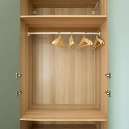 Kaiser 04 By Rockchair L Superhost Status L 3 Bedrooms Boxspringbeds 2 Bathrooms L Cozy Family & Business Flair 155 Sqm 3 Balcony 4th Floor Elevator Up To 10 Guests Welcomes You! ברלין