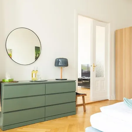Apartment Kaiser 04 By Rockchair L Superhost Status L 3 Bedrooms Boxspringbeds 2 Bathrooms L Cozy Family & Business Flair 155 Sqm 3 Balcony 4th Floor Elevator Up To 10 Guests Welcomes You!